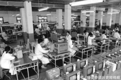 80年代老照片,帅哥美女公园跳交谊舞很开心,女学生合影笑得天真